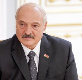 Лукашенко получил в подарок корову, которая ждет теленка