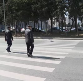 Квест для пешеходов в Баку: зебра упирается в газон, а тротуара просто нет