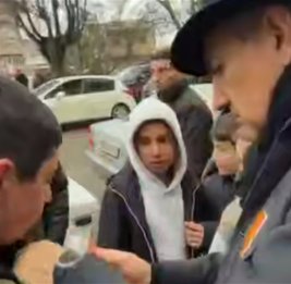 Пашинян подарил детям карту реальной Армении