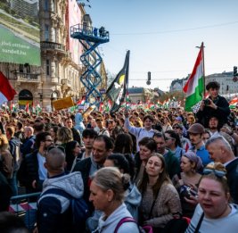 Около 180 тысяч человек вышли в Будапеште на "Марш мира" в поддержку Орбана