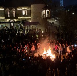 Илахыр чершенбе в Шуше - перед Крепостными воротами зажжен праздничный костер