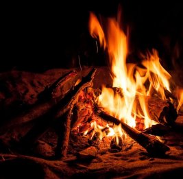 В Азербайджане трое детей получили ожогипри прыжках через костры в преддверии Новруза