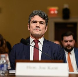 Ушел в отставку и осудил войну с Ираном. ФБР начало расследование