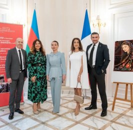 Азербайджанские ковры выставлены в Париже по случаю Новруза