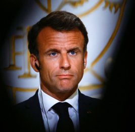 Макрон обсудил с Трампом удары по объектам на Ближнем Востоке