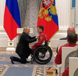 Путин встал на колено, вручая награду паралимпийскому чемпиону Голубкову