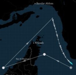 Замаскированный под сломанное судно корабль прошел через Ормузский пролив