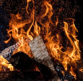 В Сумгайыте произошел взрыв во время разжигания костра, 10 человек пострадали