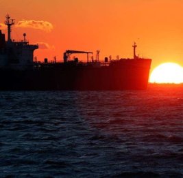 Bloomberg впервые засек "корабль-зомби" в Ормузском проливе