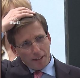 На голову мэра Мадрида во время открытия памятника нагадил голубь