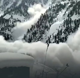 В итальянском Южном Тироле лавина накрыла группу из десяти человек