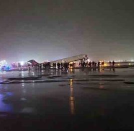 В Нью-Йорке самолет столкнулся с наземным транспортом, есть пострадавшие