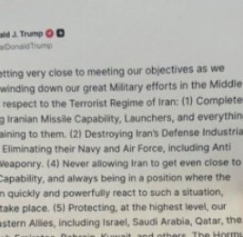 Журналисты в самолете Трампа читают его посты на бумаге