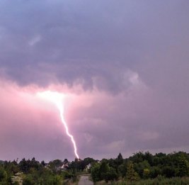 Жители Дохи приняли за взрывы аномально сильную грозу