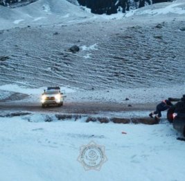 Ночная операция в горах Казахстана: семья с детьми найдена в снегу