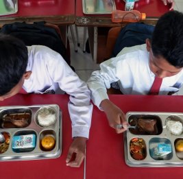 В Индонезии могут сократить бесплатное питание школьников для экономии госсредств