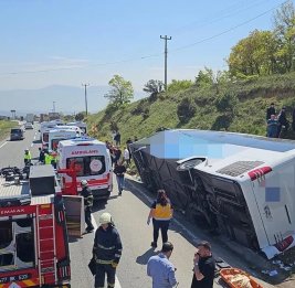 В Турции перевернулся микроавтобус с рабочими, один человек погиб, 20 пострадали