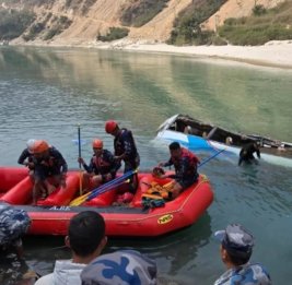 В Бангладеш автобус упал в реку, есть погибшие