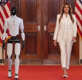 СМИ: Мелания Трамп продвигает роботов в качестве педагогов для школьников