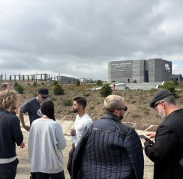 Международные путешественники у Мемориала жертвам Ходжалинского геноцида