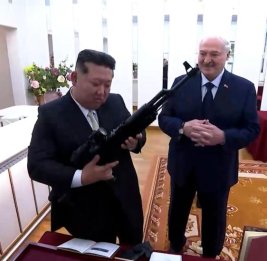 Ким Чен Ын и Лукашенко подарили друг другу меч и автомат