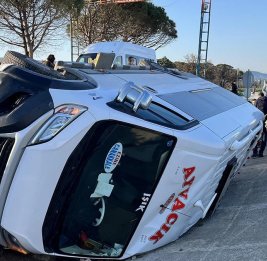 В Чанаккале перевернулся микроавтобус со школьниками