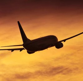 Пассажирский самолет и вертолет ВВС едва не столкнулись в США