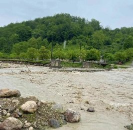 МЧС призвало население держаться подальше от опасных зон из-за угрозы селей и наводнений
