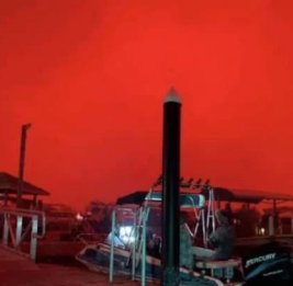 В Австралии небо окрасилось в кроваво-красный цвет из-за циклона