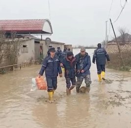 В Хачмазе в результате интенсивных дождей затопило дома, 22 человека эвакуированы