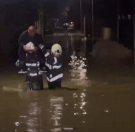 МЧС Азербайджана продолжает эвакуацию граждан в связи с интенсивными дождями