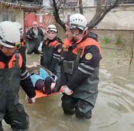 Спасатели МЧС Азербайджана на фоне проливных дождей эвакуировали свыше 210 человек