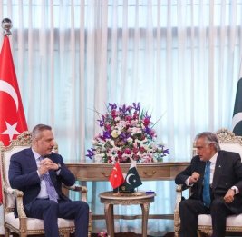 Исхак Дар и Хакан Фидан подчеркнули важность диалога для содействия миру и стабильности в регионе