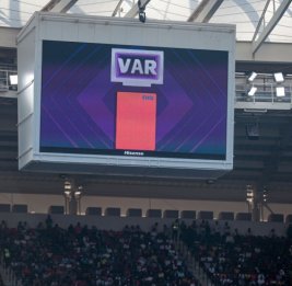 76% болельщиков клубов АПЛ выступают за отмену VAR - Sky Sports