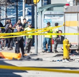 Автомобиль протаранил пешеходов в британском Дерби