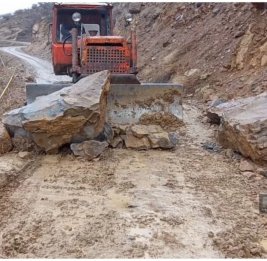
В Ордубаде на дорогу обрушилась скала