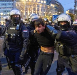 В Белграде новые волнения: столкновения протестующих с полицией