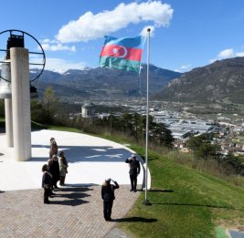 Азербайджанский флаг развевается на холме Мираваль в Италии