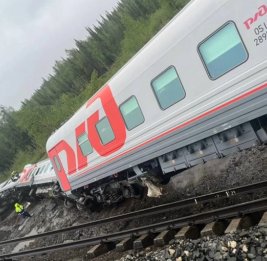В России сошли с рельсов семь вагонов пассажирского поезда, есть пострадавшие
