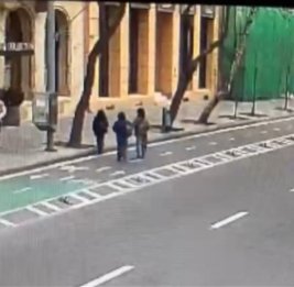 Появились кадры акта вандализма на фасаде киноцентра &laquo;Низами&raquo;