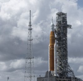 На запущенном к Луне корабле Orion возникли проблемы со связью и уборной