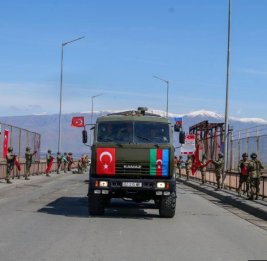 Военные Турции и Азербайджана обменялись флагами в знак нерушимости дружбы и братства