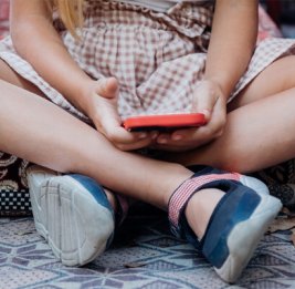 Родители пытали дочь из-за переписок с мальчиками