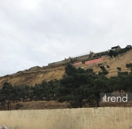 В Баку из-за угрозы оползня временно закрыли автодорогу