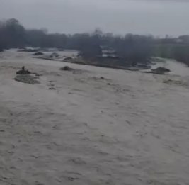 Из-за проливных дождей в Губе и Гусаре по рекам сошли сели