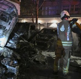 В Стамбуле сгорели 14 люксовых автомобилей