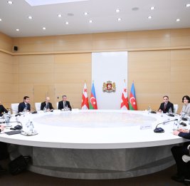 
Состоялась встреча Президента Ильхама Алиева с Премьер-министром Грузии Ираклием Кобахидзе в расширенном составе