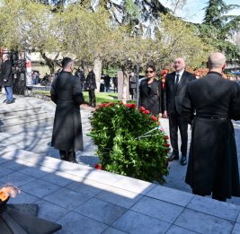 Президент Ильхам Алиев посетил в Тбилиси Мемориал героев