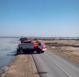 В Казахстане укрепляют плотину после прорыва