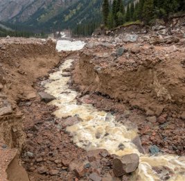 В Гусаре обрушился участок дороги, соединяющий десятки населенных пунктов